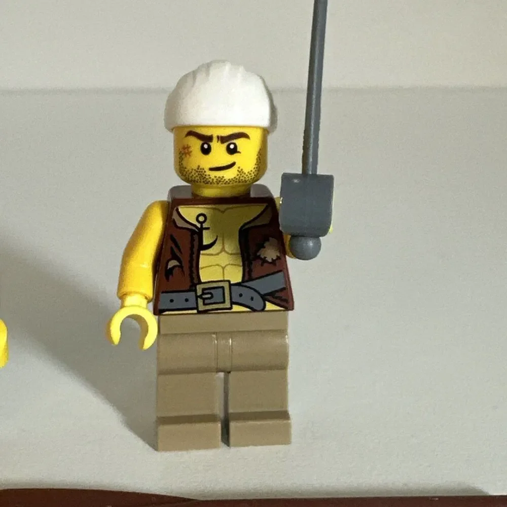 LEGO Pirates III Minifigure - Pirate Vest, Anchor Tatoo (pi158) 70409 Skull Flag